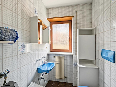 Badezimmer mit Fenster