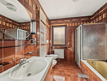 Badezimmer mit Dusche und Badewanne + Fenster