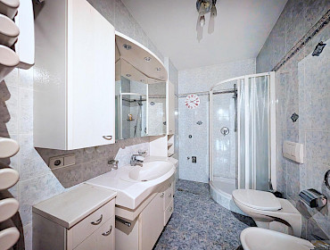 Badezimmer mit Dusche und Bidet Badezimmer mit Dusche und Bidet