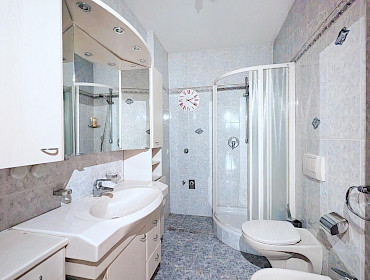 Badezimmer mit Dusche und Bidet Badezimmer mit Dusche und Bidet