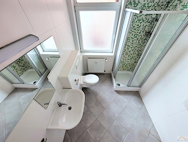 Badezimmer mit Fenster und Dusche Badezimmer mit Fenster und Dusche