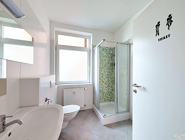 Badezimmer mit Fenster und Dusche Badezimmer mit Fenster und Dusche