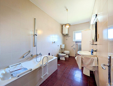 bagno finestrato con bidet e vasca da bagno