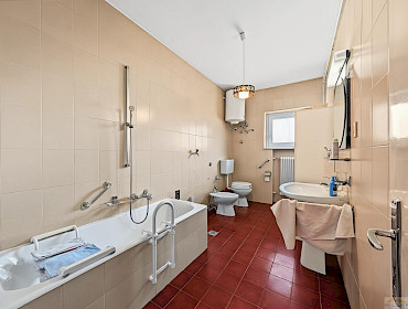 Badezimmer mit Fenster, Bidet und Badewanne