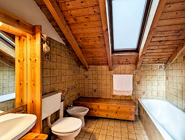 Badezimmer mit Dachfenster und Tages-WC + Bidet Badezimmer mit Dachfenster und Tages-WC + Bidet