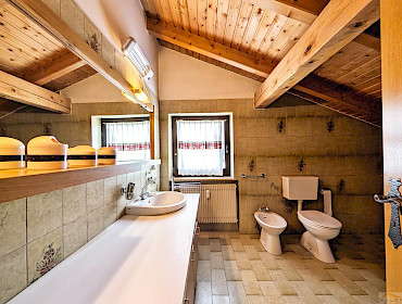 2. Badezimmer mit Fenster + Bidet
