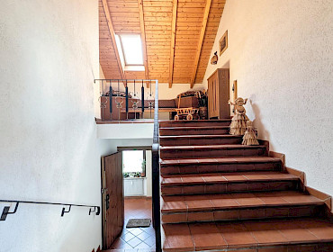 die Treppe führt in den letzten Stock