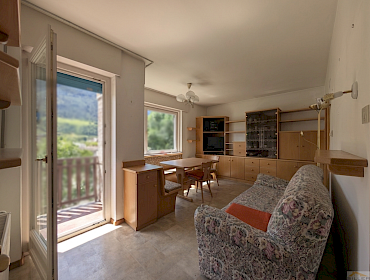 helles Wohnzimmer mit Zugang zum Balkon
