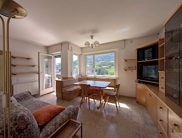 helles Wohnzimmer mit Zugang zum Balkon