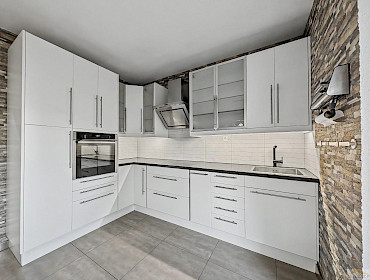 separate Küche mit Zugang zum Balkon