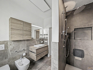 Badezimmer mit Dusche, Bidet und Fenster