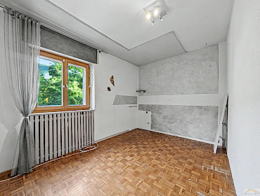 Hauptschlafzimmer mit hellem Fenster
