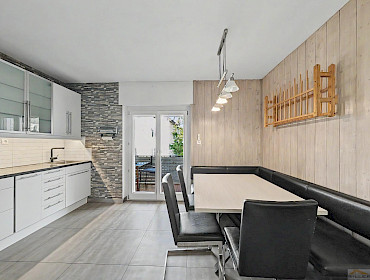 separate Küche mit Zugang zum Balkon