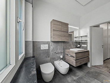 Badezimmer mit Dusche, Bidet und Fenster