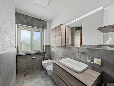 Badezimmer mit Dusche, Bidet und Fenster