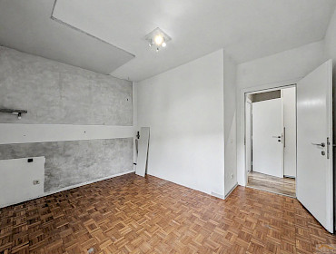 Hauptschlafzimmer mit hellem Fenster