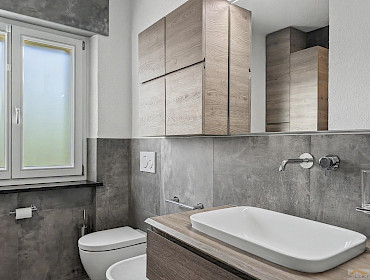 Badezimmer mit Dusche, Bidet und Fenster
