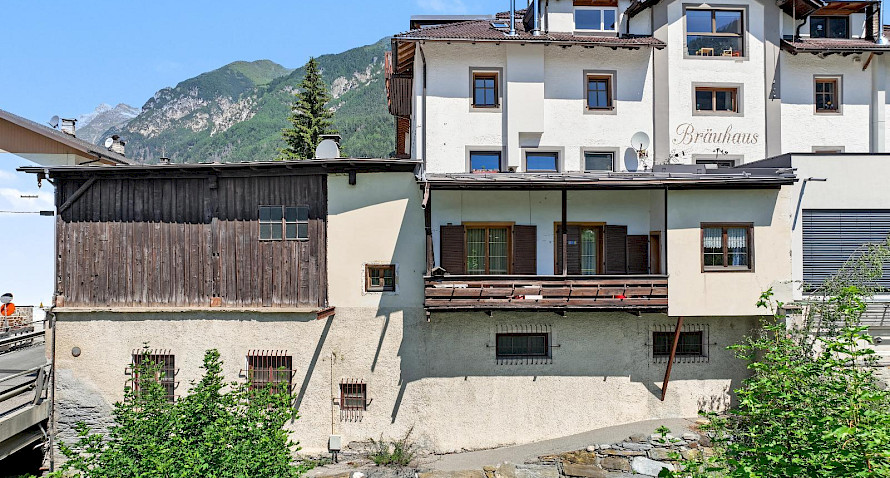 great opportunity: central 1-bedroom apartment with convertible storage room Bild