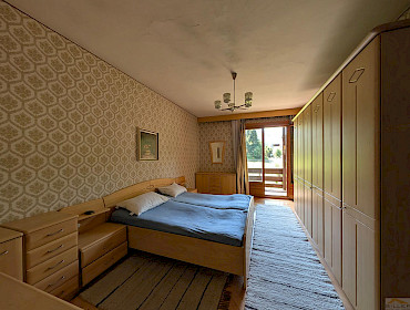 Schlafzimmer mit Zugang zum Balkon