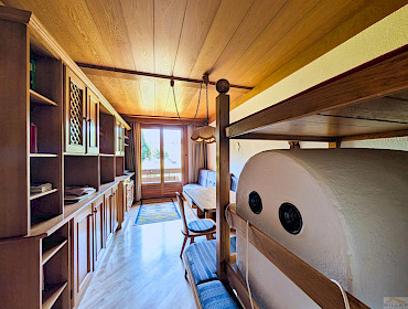 Wohnzimmer mit traditionellem Holzofen