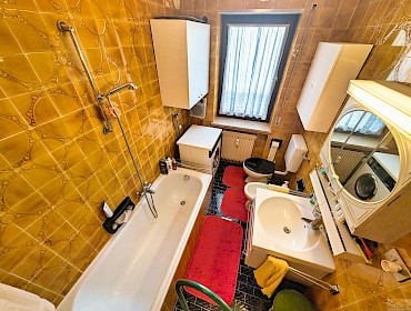 Badezimmer mit Badewanne, Bidet und Fenster