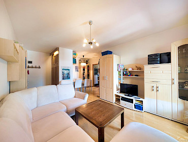 großes & helles Wohnzimmer
