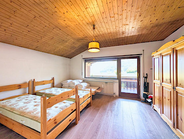 Hauptschlafzimmer mit Zugang zum Balkon