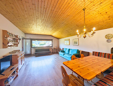 Wohnzimmer mit Zugang zum Balkon