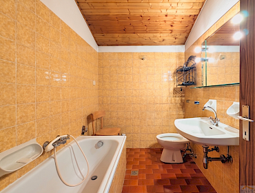 Badezimmer mit Badewanne und Bidet