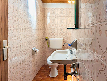 separates WC mit Fenster