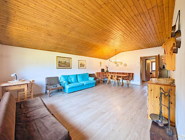 geräumiges Wohnzimmer