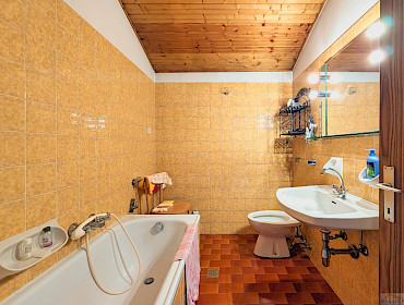 Badezimmer mit Badewanne und Bidet