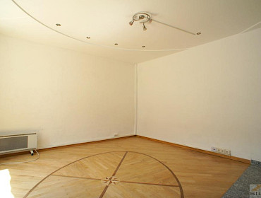 Innenansicht mit Holzboden