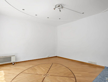Innenansicht mit Holzboden