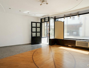 Innenansicht mit Fensterfront Innenansicht mit Fensterfront