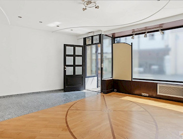 Innenansicht mit Fensterfront