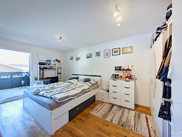 Schlafzimmer mit Ausgang zum Balkon