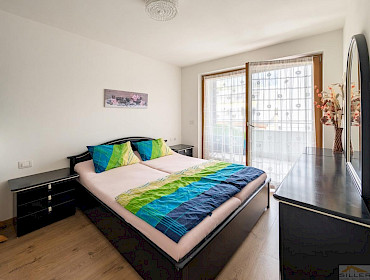 Hauptschlafzimmer mit Zugang zum Balkon