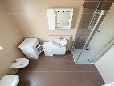 Badezimmer mit Dusche und Fenster