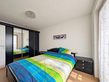 Hauptschlafzimmer mit Zugang zum Balkon