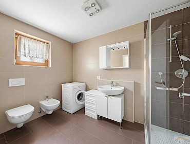 Badezimmer mit Dusche und Fenster