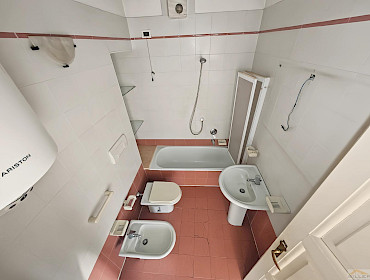 Badezimmer mit Badewanne und Bidet