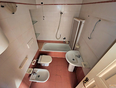 Badezimmer mit Badewanne und Bidet