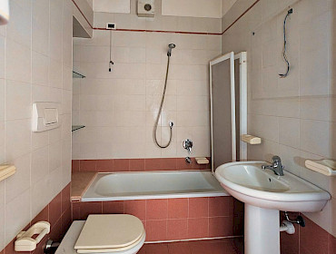 Badezimmer mit Badewanne und Bidet