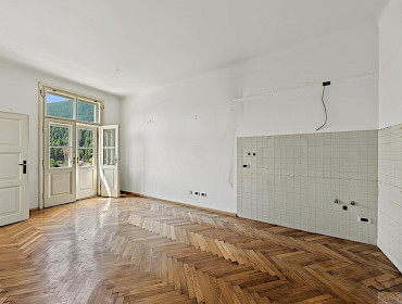 helles Wohnzimmer mit Küchenbereich