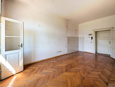 helles Wohnzimmer mit Küchenbereich