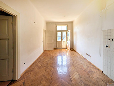 helles Wohnzimmer mit Küchenbereich mit direktem Zugang zum Balkon