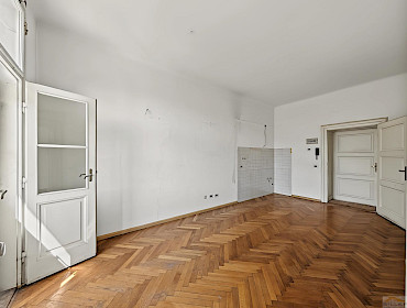 helles Wohnzimmer mit Küchenbereich