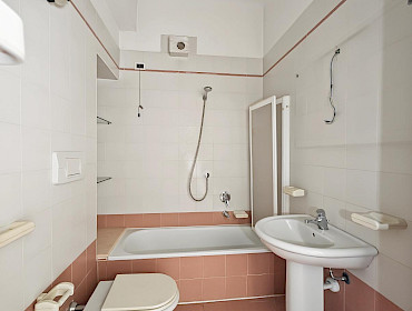 Badezimmer mit Badewanne und Bidet