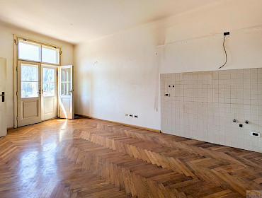 helles Wohnzimmer mit Küchenbereich